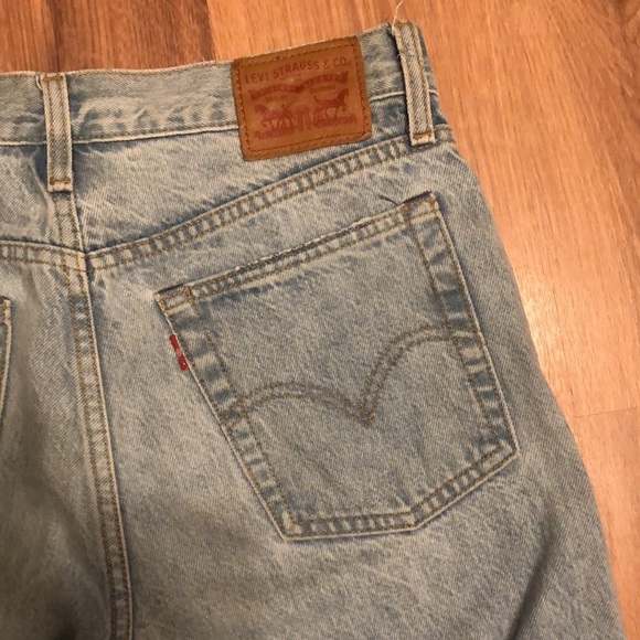 Light wash distressed Levi’s jeans - Picture 5 of 7